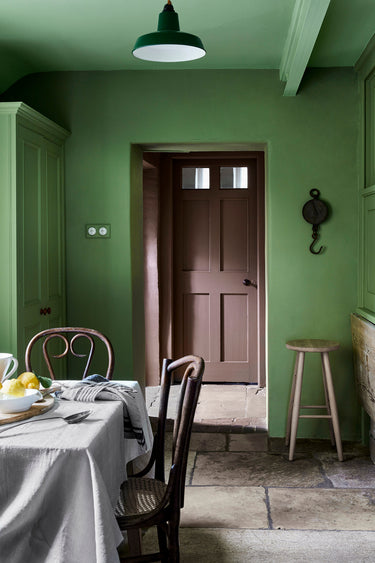 Seinämaali Garden, kattomaali Pea Green, ovimaali Scullery