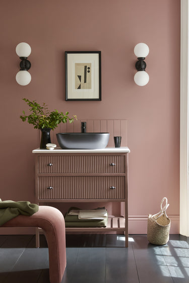 Seinämaali Hellebore, kalustemaali Blush. Lattiamaali Lamp Black.