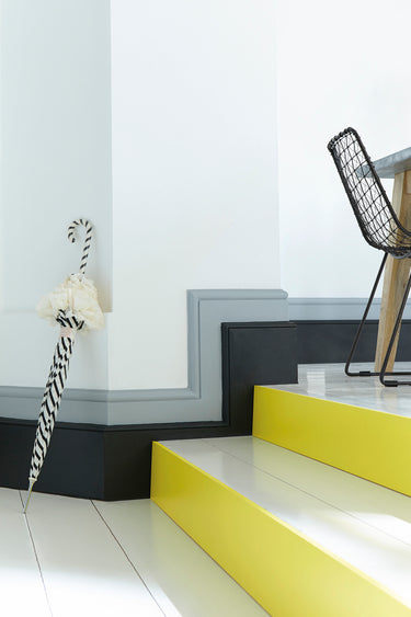 Listamaalit Lamp Black ja Urbane Grey, korostemaali portaissa Trumpet 