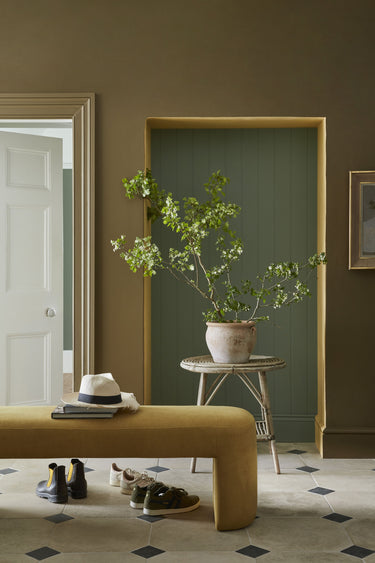 Seinämaali Light Bronze Green, ovimaali Ambleside. Ovisyvennyksen maalisävy Bassoon.