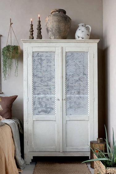 Antiikkikäsitelty valkoinen liinavaatekaappi | 113,5 x 44,5 x 184 cm | Shabby Chic