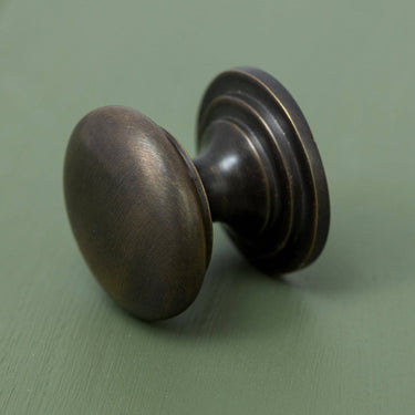 Messinkinen nuppivedin | Antiikkimessinki | Ø3,2 x 3 cm | Victorian