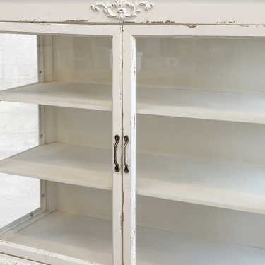 Antiikkivalkoinen lasivitriini | 106 x 39 x 87,5 cm | Shabby Chic