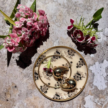 Emaloitu kermanvärinen pyöreä tarjotin/kynttiläalunen metallia | ⌀10 cm | Hoya