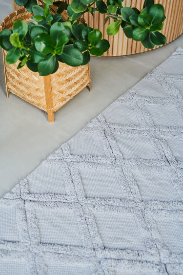 Pearl grey rug made of recycled cotton | 70 x 200 cm | Serene