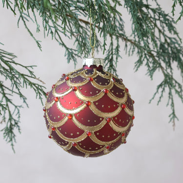 Kirsikanpunainen suomukuvioitu lasinen joulupallo | ⌀8 cm-Chic Antique-Sasu’s sisustus- ja huonekaluliike