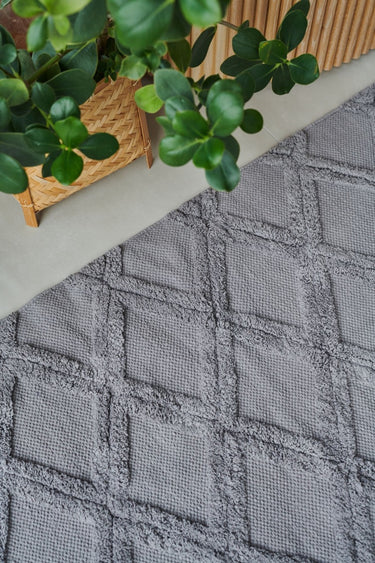 Granite grey bathroom rug made of recycled cotton | 70 x 120 cm | Serene