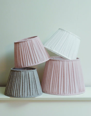 Luonnonvalkoinen pliseerattu lampuvarjostin pöytävalaisimeen | ⌀20-38 x 15-28 cm |  Linero