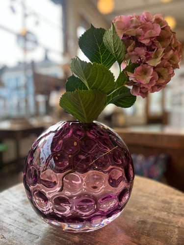 Luumun värinen kukkamaljakko | ⌀25cm | Sadie Vase Drops