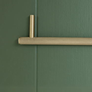 Modern brass pull with textured surface | Matte brass | Ø1.2 cm x 5 cm x 17 cm | Knurled