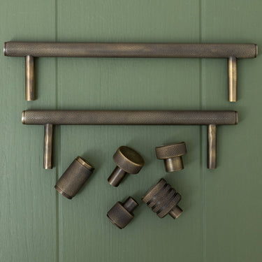 Modern knob pull brass textured surface | Antique brass | Ø2 x 2.2 cm | Knurled