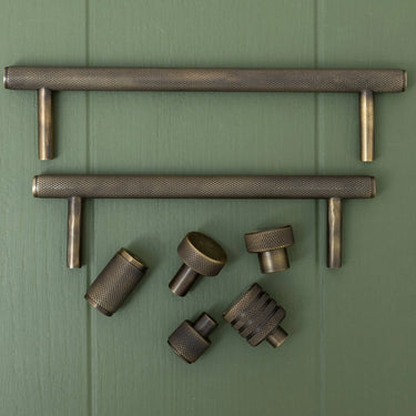 Modern knob pull brass textured surface | Antique brass | Ø2.5 x 2 cm | Knurled