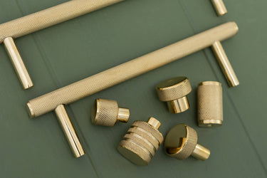Modern knob pull brass textured surface | Polished brass | Ø2.5 x 3 cm | Knurled