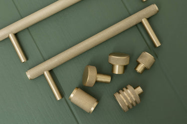 Modern knob pull brass textured surface | Matte brass | Ø2.3 x 3 cm | Knurled