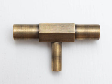 Brass T-handle with hexagonal decoration | Antique brass | Ø1.6 x 3.6 x 6.4 cm | Hexagonal