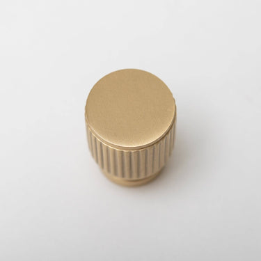Modern knurled brass knob pull | Matte brass | Ø2.5 x 3 cm | Knurled