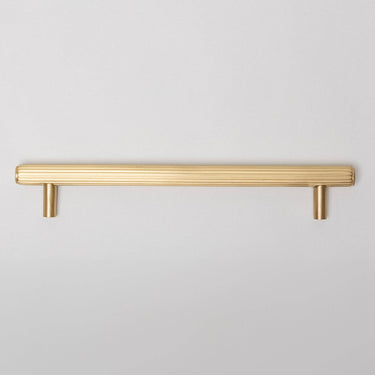 Modern knurled brass pull | Matte brass | Ø1.2 x 3.5 x 20 cm | Knurled