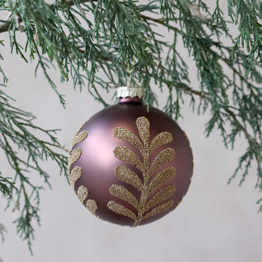 Mokanruskea lehtikuvioitu lasinen joulupallo | ⌀8 cm-Chic Antique-Sasu’s sisustus- ja huonekaluliike