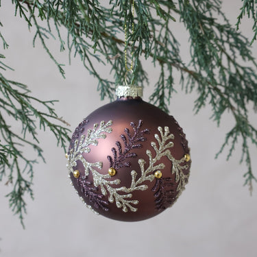 Mokanruskea oksakuvioitu lasinen joulupallo | ⌀8 cm-Chic Antique-Sasu’s sisustus- ja huonekaluliike