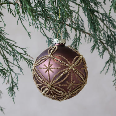 Mokanruskea ornamenttikuvioitu lasinen joulupallo | ⌀8 cm-Chic Antique-Sasu’s sisustus- ja huonekaluliike