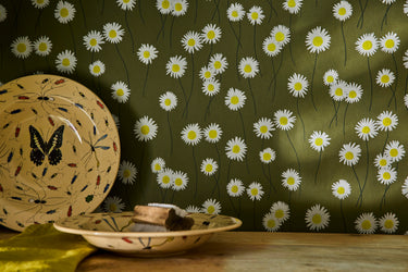 Moon Daisies Olive Colour | non-woven tapetti | In the Garden