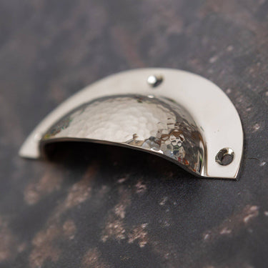 Vasaroitu kuppivedin messinkiä | Nikkeli | 9,8 x 2 cm | Hammered