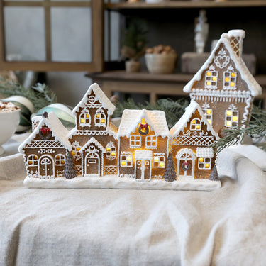 Piparkakkukylä led-valoilla | 24,5 x 6,5 x 12,5 cm | Noël-Chic Antique-Sasu’s sisustus- ja huonekaluliike