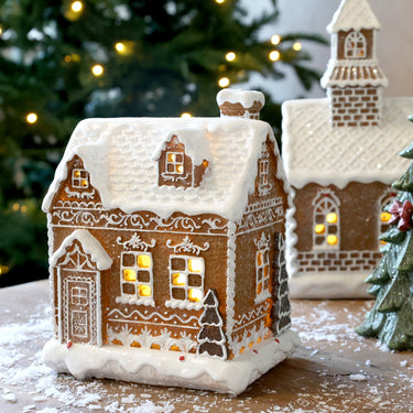 Piparkakkutalo led-valoilla | 13 x 11 x 17 cm | Noël-Chic Antique-Sasu’s sisustus- ja huonekaluliike
