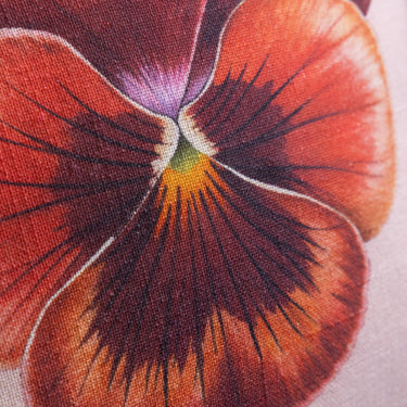 Vaaleanpunainen orvokkikuvioinen sisustustyynyliina | 45 x 45 cm | Pansy Muse