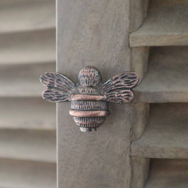 Mehiläisaiheinen nuppivedin messinkiä | Antiikkikupari | 6,3 x 2,7 x 4,5 cm | Bee