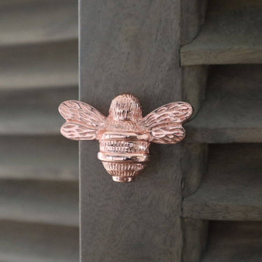 Mehiläisaiheinen nuppivedin messinkiä | Ruusukulta | 6,3 x 2,7 x 4,5 cm | Bee