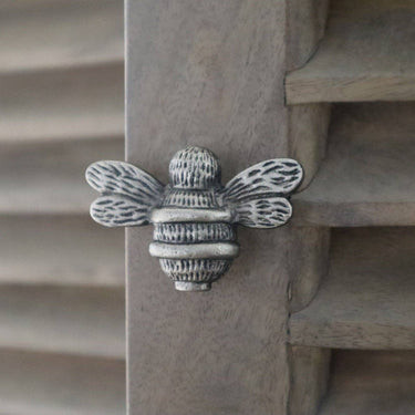 Bee-themed brass knob pull | Tin | 6.3 x 2.7 x 4.5 cm | Bee