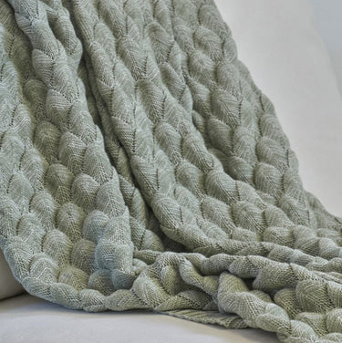 Vihreän sävyinen yksivärinen neulottu torkkupeitto | 170 x 130 cm | Gems